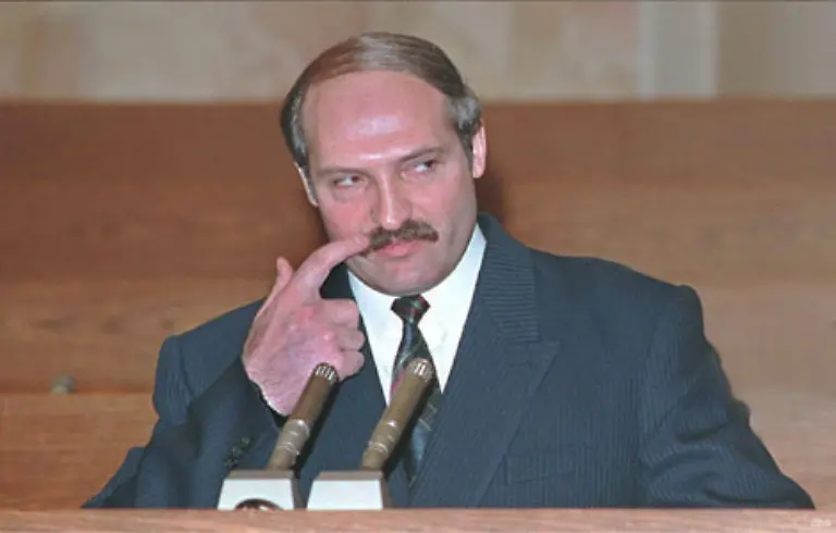 Alexander-Grigorjewisch-Lukaschenko-ist-seit-zwoelf-Jahren-Praesident-von-Weissrussland-Er-besiegte-bei-den-Wahlen-1994-das-damalige-Staatsoberhaupt-Stanislaw-Schuschkewitsch-die-Abstimmung-wurde-von-der-OSZE-als-fragwuerdig-beurteilt-Lukaschenko-regiert-die-ehemalige-Sowjetrepublik-mit-harter-Hand