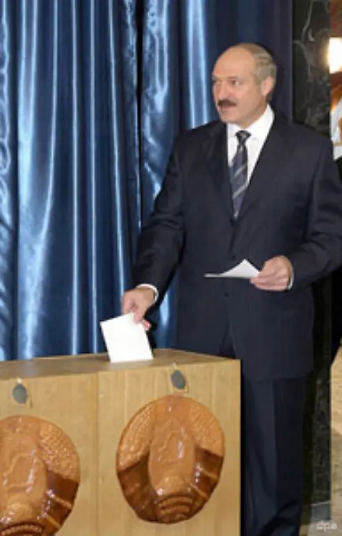 Am-19-Maerz-fand-erneut-eine-Praesidenten-Wahl-in-Weissrussland-statt-Lukaschenko-hatte-der-Wahlkommission-das-Ziel-vorgegeben-Ich-rechne-mit-76-bis-78-Prozent-der-Stimmen-teilte-der-51-Jaehrige-mit-Damit-er-noch-einmal-antreten-konnte-war-2004-eigens-die-Verfassung-geaendert-worden