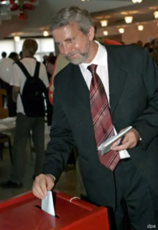 Neben-dem-Staatschef-traten-drei-weitere-Kandidaten-an-der-von-der-Opposition-unterstuetzte-Alexander-Milinkewitsch-Foto-der-fruehere-Rektor-der-weissrussischen-Universitaet-Alexander-Kosulin-und-Sergej-Gaidukowitsch-ein-Verbuendeter-Lukaschenkos