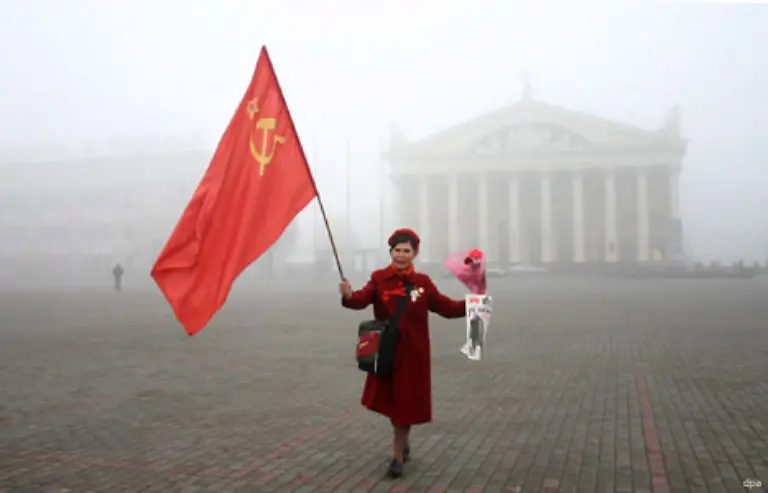 Willkommen-Diese-Kommunistin-demonstriert-zum-Jahrestag-der-Oktoberrevolution-in-Minsk