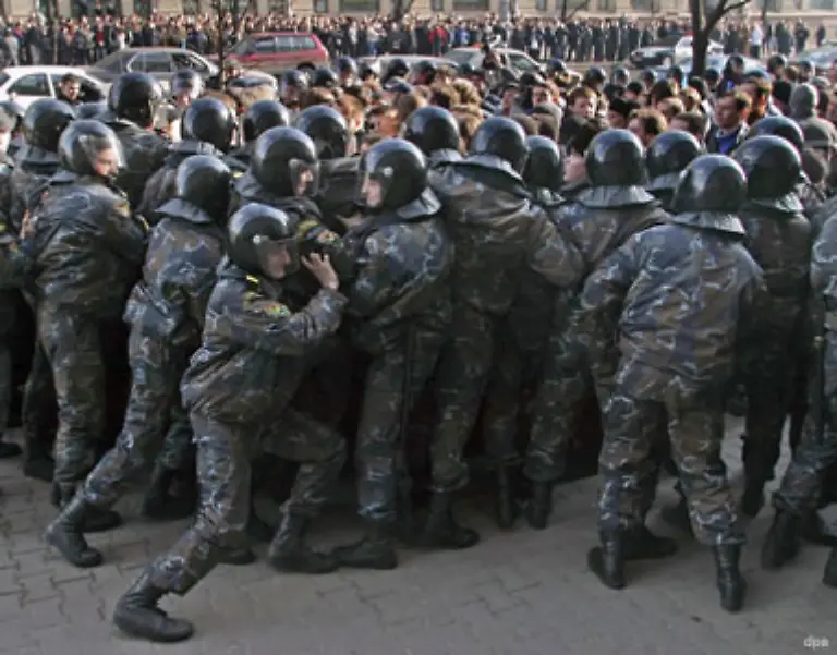 Oppositionelle-werden-dagegen-mit-Polizeiknueppeln-traktiert-Polizeieinsatz-gegen-Demonstranten-am-25-Maerz-2005-in-der-Hauptstadt-Minsk