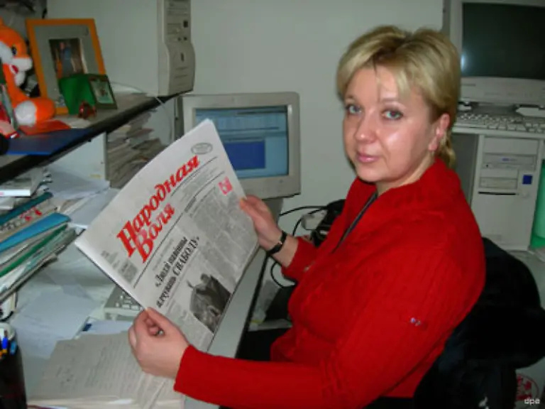 Zu-den-Aktivisten-gegen-die-Diktatur-gehoert-auch-die-Journalistin-Swetlana-Kalinkina-Sie-ist-Chefredakteurin-der-Oppositionszeitung-Narodnaja-Wolja-Volkswille-Das-Blatt-hat-kurz-vor-der-Wahl-seine-Arbeit-einstellen-muessen-Die-Druckerei-nannte-der-Zeitung-mangelnde-Kapazitaet-als-Grund