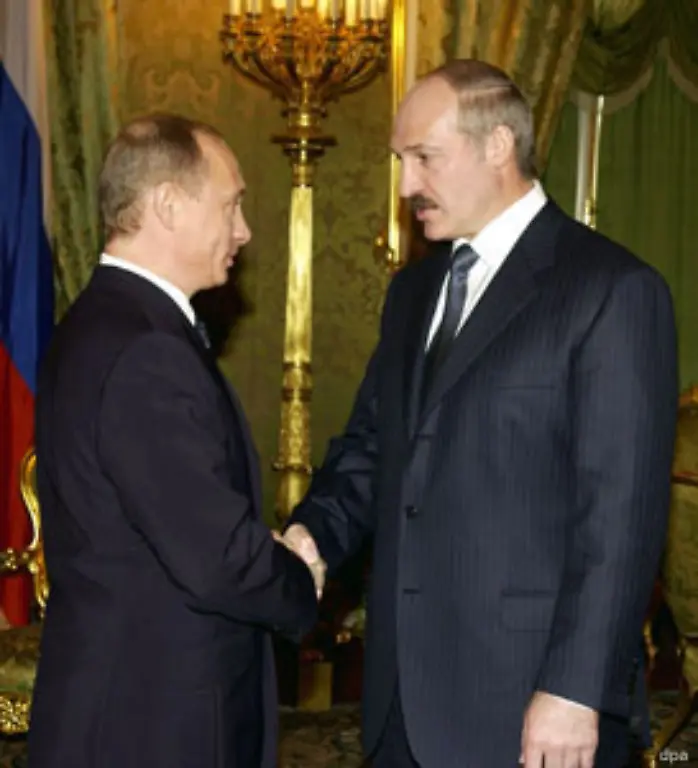 Weissrussland-ist-politisch-nicht-isoliert-Grund-ist-die-enge-Zusammenarbeit-mit-dem-grossen-Nachbarn-Russland-Wladimir-Putin-hat-Lukaschenko-jahrelang-zum-Beispiel-durch-niedrige-Gaspreise-unterstuetzt