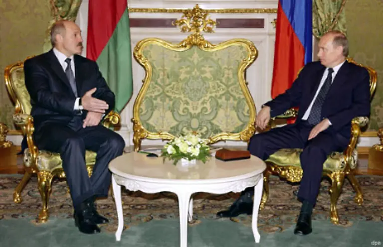 Lukaschenkos-Gegner-sind-der-Meinung-dass-das-autoritaere-Regime-in-Minsk-nur-durch-die-engen-Wirtschaftsbeziehungen-zu-Moskau-bestehen-kann-Weissrussische-Produkte-finden-auf-dem-grossen-russischen-Markt-Absatz-Im-westlichen-Ausland-sind-sie-dagegen-nicht-begehrt