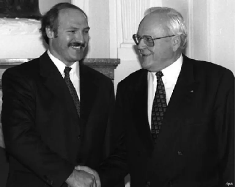Anders-als-in-den-90er-Jahren-pflegt-der-Westen-derzeit-kaum-Kontakt-zum-weissrussischen-Machthaber-Hier-ein-Treffen-mit-Bundespraesident-Roman-Herzog-im-Berliner-Schloss-Bellevue