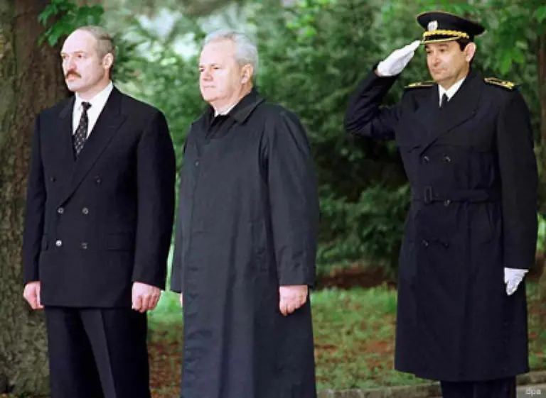 Das-Weissrussland-des-Alexander-Lukaschenko-stand-bis-zuletzt-an-der-Seite-des-kuerzlich-verstorbenen-ehemaligen-jugoslawischen-Praesidenten-Slobodan-Milosevic-Lukaschenko-hatte-die-NATO-Angriffe-gegen-Jugoslawien-1999-und-den-Sturz-von-Milosevic-im-Jahre-2000-scharf-verurteilt