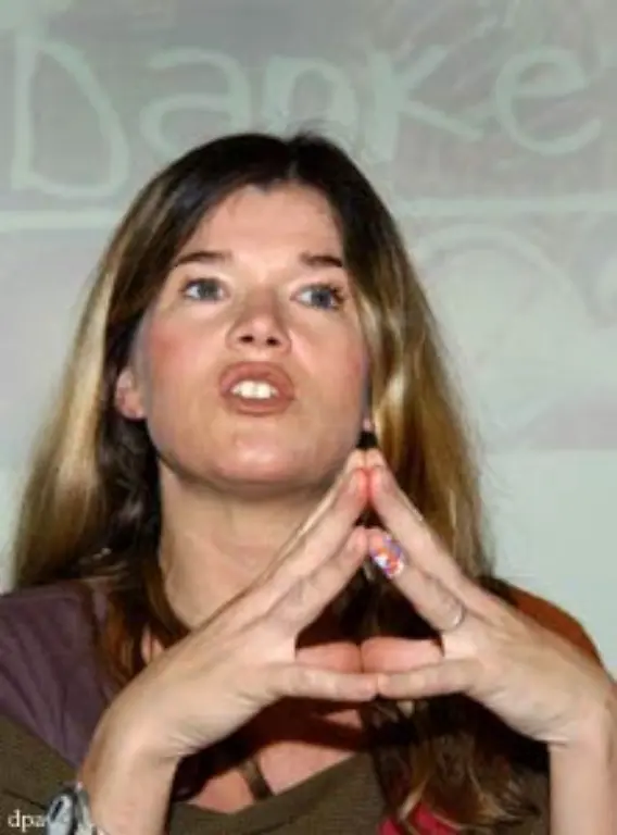 Wenn-es-darum-geht-Neugeborene-vor-der-toedlichen-Aids-Infektion-zu-bewahren-wird-die-Comedy-Queen-ganz-ernst