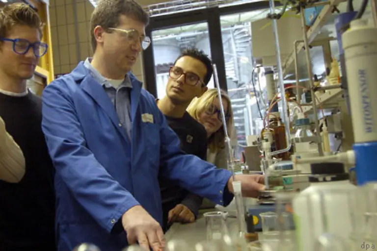 Das-H2O-Molekuel-kann-auch-heute-noch-im-Labor-mit-der-sogenannten-Knallgasreaktion-hergestellt-werden