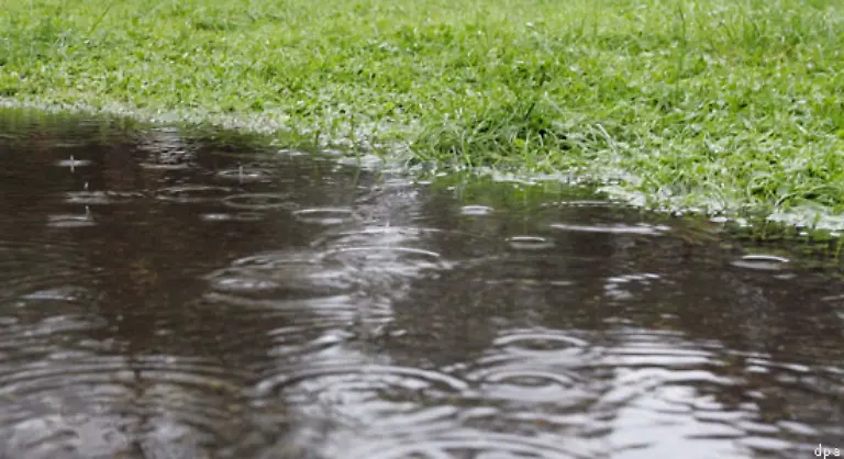 Das-klare-Nass-kommt-als-Salzwasser-in-Meeren-und-Seen-sowie-als-Suesswasser-in-Fluessen-Seen-Baechen-und-Pfuetzen-vor