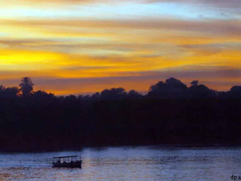 Der-laengste-Fluss-der-Welt-ist-der-Nil-in-Afrika-der-schon-zu-Zeiten-der-Pharaonen-eine-grosse-Rolle-gespielt-hat-Er-hat-eine-Laenge-von-6-671-km