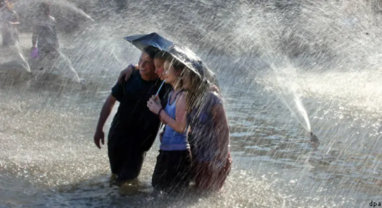 Wasser-kommt-als-einziges-Element-auf-natuerliche-Weise-in-allen-drei-Aggregatzustaenden-vor