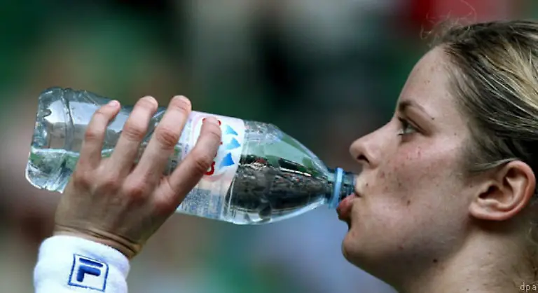Die-Wasseraufnahme-ist-fuer-den-Menschen-lebenswichtig-Zwei-Liter-sollten-pro-Tag-getrunken-werden-um-gesund-zu-bleiben-Im-Sommer-sollten-sogar-bis-zu-vier-Liter-aufgenommen-werden