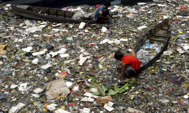Die-Verschmutzung-der-Gewaesser-ist-heute-ein-grosses-Problem-Weltweit-ist-sauberes-Trinkwasser-zu-einem-knappen-Gut-geworden