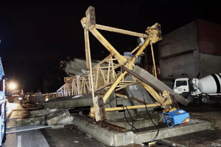 Es-entstanden-Schaeden-in-Millionenhoehe-Der-Sturm-kostete-zwei-Menschen-das-Leben-als-mehrere-Baukraene-umstuerzten