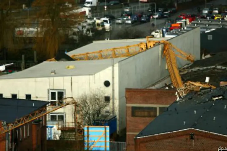 Die-verunglueckten-Personen-waren-zwei-Kranfuehrer-die-noch-in-ihrer-Kabine-sassen-als-die-Stahlkolosse-umkippten