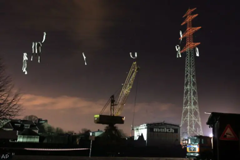 Nach-Angaben-eines-Vattenfall-Europe-Sprechers-hatte-der-Wirbelsturm-gegen-19-Uhr-das-Aluminiumdach-einer-Bootswerft-im-Harburger-Hafen-abgedeckt-und-auf-Stromleitungen-geschleudert