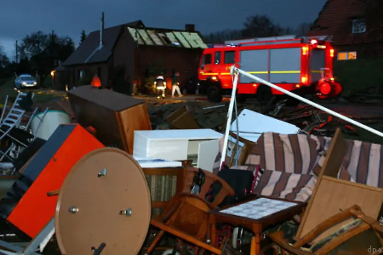 Viele-Daecher-wurden-abgedeckt-Baeume-umgeknickt-und-Stromleitungen-abgerissen