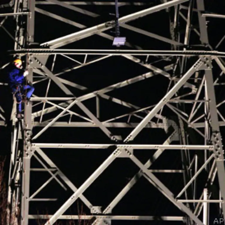 Ueber-500-Kraefte-des-Technischen-Hilfswerks-und-der-Feuerwehr-waren-am-Montagabend-im-Einsatz-Die-Polizei-rueckte-mit-500-zusaetzlichen-Beamten-aus