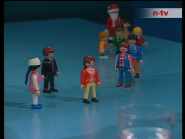 Im-kleinen-blauen-Berliner-Studio-nahmen-Politiker-Journalisten-Wissenschaftler-Sportler-und-die-Grossen-aus-Film-und-Fernsehen-Platz-um