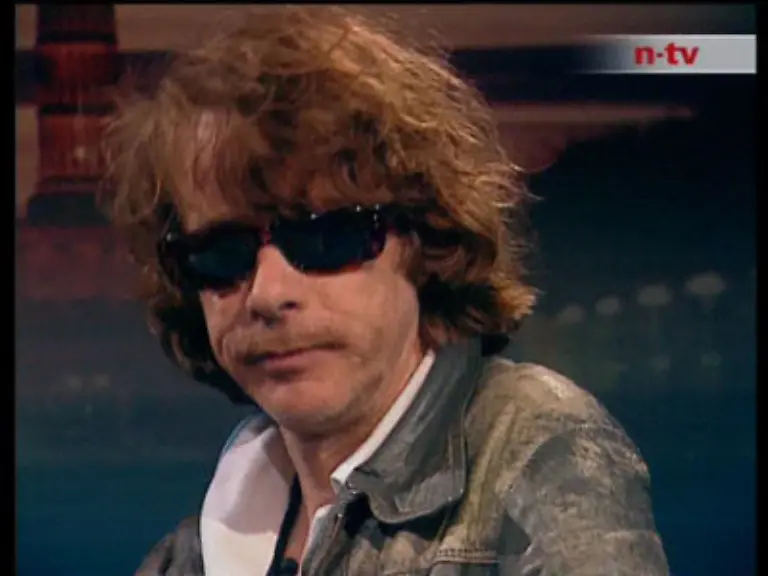 Die-Coolen-sassen-laessig-am-Tisch-wie-Helge-Schneider