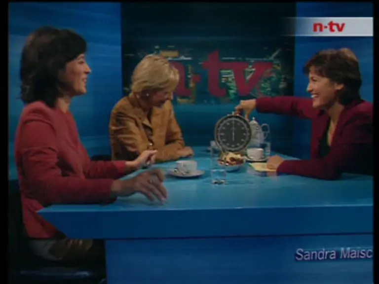 Zur-500-Sendung-waren-keine-Maenner-eingeladen-Maybritt-Illner-Sabine-Christiansen-und-Sandra-Maischberger-feierten-bei-Kaffee-und-Kuchen-unter-sich