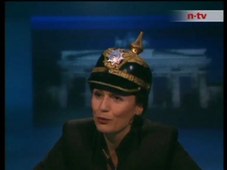 Man-mag-auch-der-Moderatorin-verzeihen-dass-sie-anscheinend-morgens-bei-der-Wahl-ihrer-Kopfbedeckung-noch-etwas-muede-war