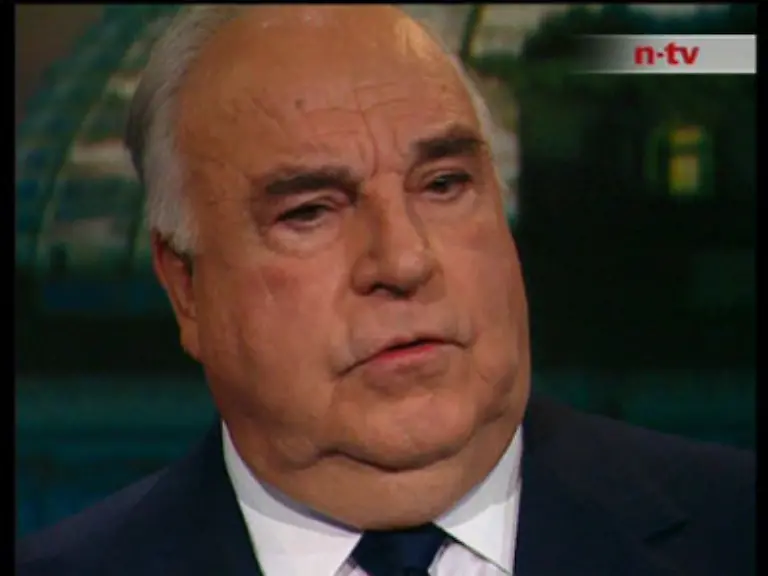 Nach-so-vielen-Sendungen-habe-sie-im-Laufe-der-Zeit-sagt-Maischberger-sogar-ein-gewisses-Mass-an-Mitleid-fuer-Politiker-entwickelt-und-gelernt-dass-es-Menschen-gibt-die-offenbar-genauso-gut-vorbereitet-in-eine-Sendung-gehen-wie-sie-selbst