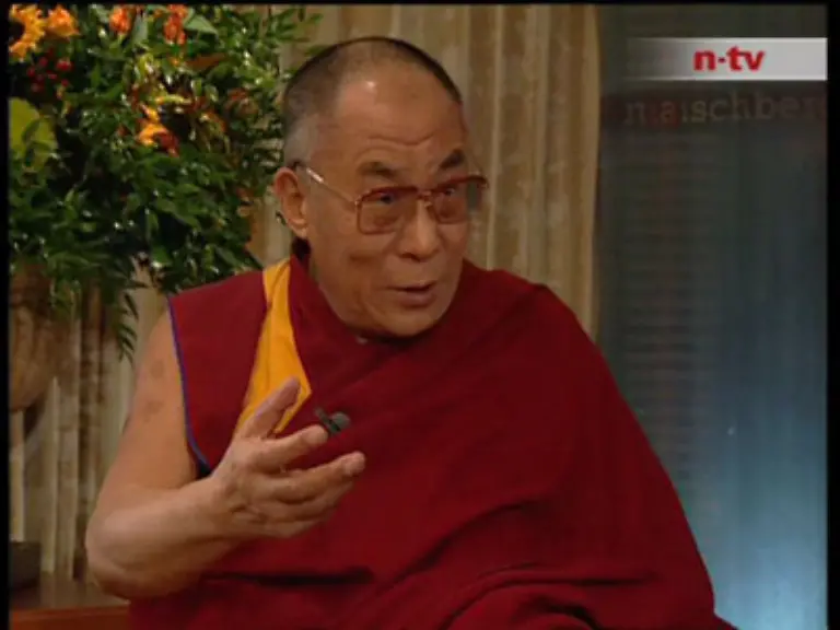der-Dalai-Lama-tiefgruendig-und-humorvoll-die-Fragen-der-Journalistin-zu-beantworten-suchte