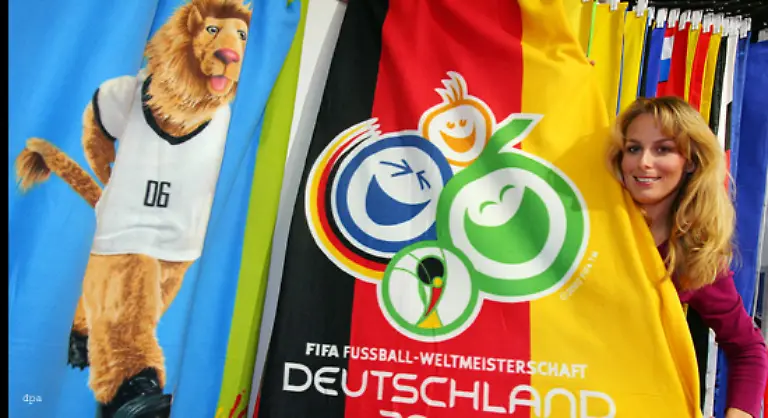 Vielen-Menschen-geht-die-Merchandising-Schlacht-um-die-schoenste-Nebensache-der-Welt-bereits-maechtig-auf-den-Geist