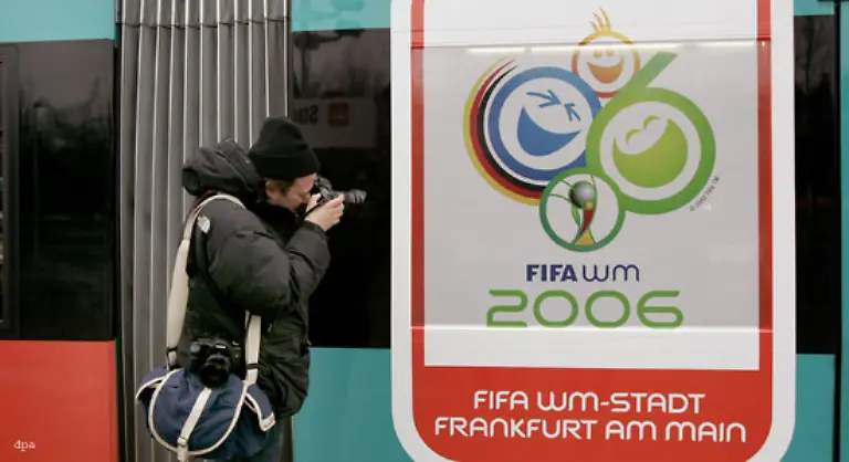 Fussball-Verweigerer-haben-trotzdem-keine-Chance-Ueberall-im-Lande-klebt-das-WM-Logo