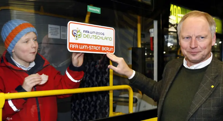 Selbst-bei-einer-gewoehnlichen-Busfahrt-sind-Klinsmann-Ballack-und-Co-im-Geiste-mit-an-Bord