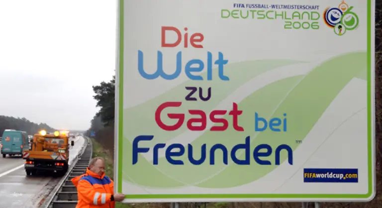 Sogar-auf-Deutschlands-Autobahnen-kann-man-dem-Weltmeisterschafts-Wahn-nicht-entgehen