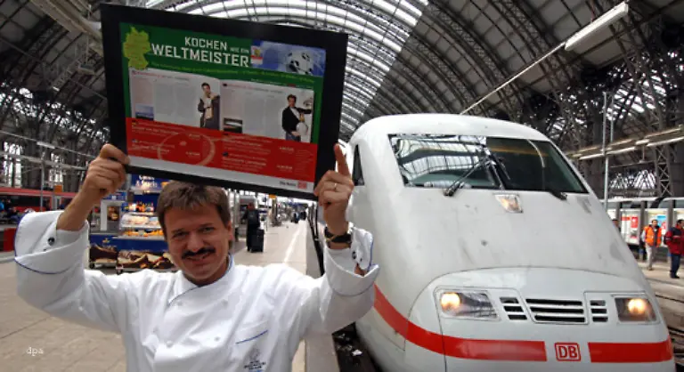 Die-Bahn-stellt-sogar-ihren-Speiseplan-um-Unter-dem-Motto-Kochen-wie-ein-Weltmeister-stehen-Gerichte-von-deutschen-Spitzenkoechen-und-Gerichte-aus-der-Heimat-internationaler-Fussballspieler-auf-dem-Bahn-Speiseplan