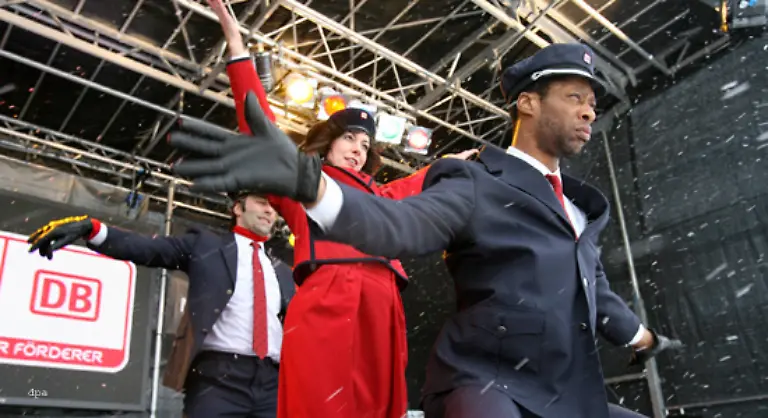 Mit-einer-Bahn-Tag-genannten-Show-aus-Tanz-Unterhaltung-und-Zug-Vorfuehrungen-praesentiert-das-Unternehmen-an-allen-zwoelf-Spielorten-sein-WM-Engagement