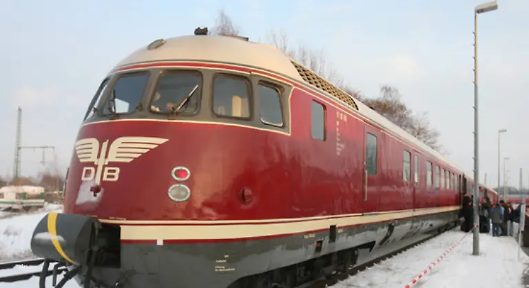 Einziger-Hoehepunkt-der-Festivitaet-Die-Bahn-holt-den-Weltmeister-Zug-von-1954-aus-dem-Depot