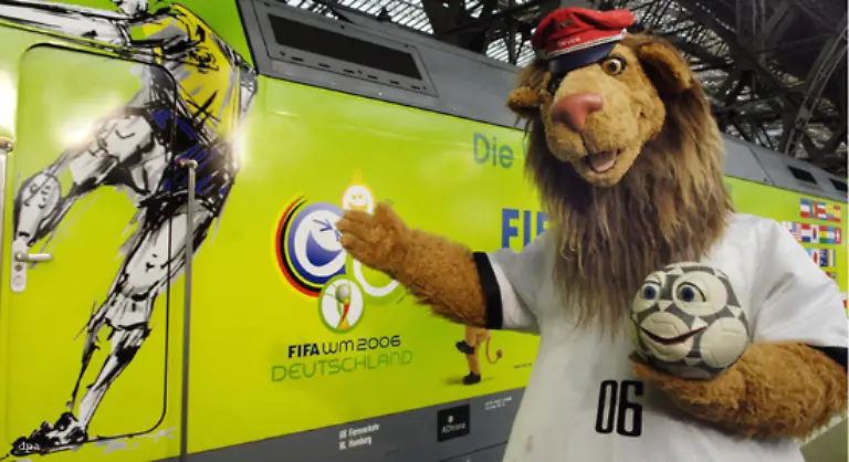 Noch-nerviger-als-das-Logo-mit-den-debil-grinsenden-Ecstasy-Pillen-ist-Goleo-das-offizielle-WM-Maskottchen-Der-Loewe-ohne-Hose-der-wie-eine-Mischung-aus-Kamel-und-Schaeferhund-aussieht-ist-sich-fuer-nichts-zu-schade