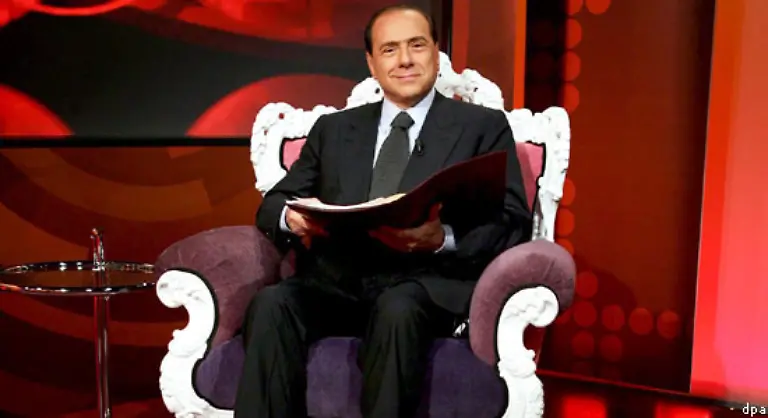 Seine-Anhaenger-sehen-in-Silvio-Berlusconi-einen-charismatischen-Redner-mit-einem-ungewoehnlichen-Sinn-fuer-Humor-Seine-Gegner-meinen-Berlusconi-schade-dem-Ansehen-Italiens