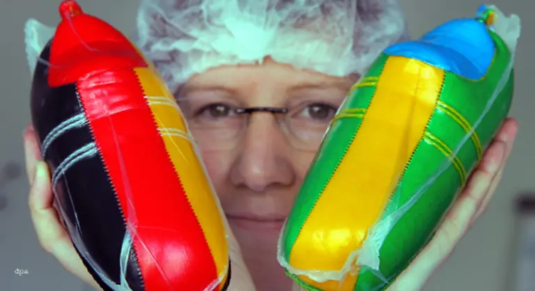 Einfach-nur-furchtbar-Wuerste-in-Form-von-Fussballschuhen-in-den-Landesfarben-Deutschlands-und-Brasiliens-Die-Firma-Texda-Textildarm-stellt-zur-WM-auch-Kunstdaerme-in-Form-von-Fussbaellen-her
