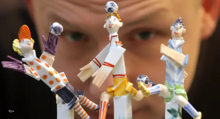 Sogar-die-ehrwuerdige-Porzellan-Manufaktur-Meissen-springt-mit-einer-speziell-zur-Fussball-Weltmeisterschaft-entworfenen-Skulptur-auf-den-WM-Zug-auf