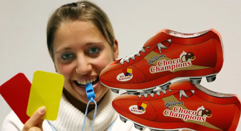 Die-Halloren-Schokoladenfabrik-will-Fussball-Fans-mit-einem-Fussballschuh-der-mit-Schoko-Hallorenkugen-einer-roten-und-gelben-Karte-und-einer-Trillerpfeife-gefuellt-ist-begluecken