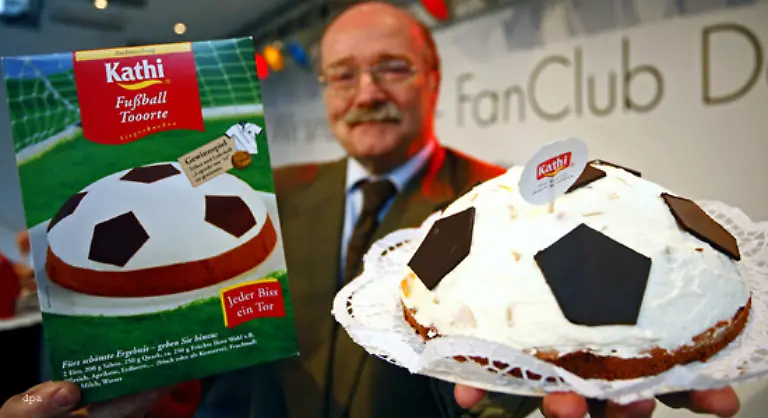 Der-Lebensmittelhersteller-Kathi-hat-fuer-die-WM-extra-eine-Fussball-Tooorte-entworfen-Nach-Unternehmensangaben-die-einzige-Fussball-Torte-Deutschlands-zum-Selbstbacken