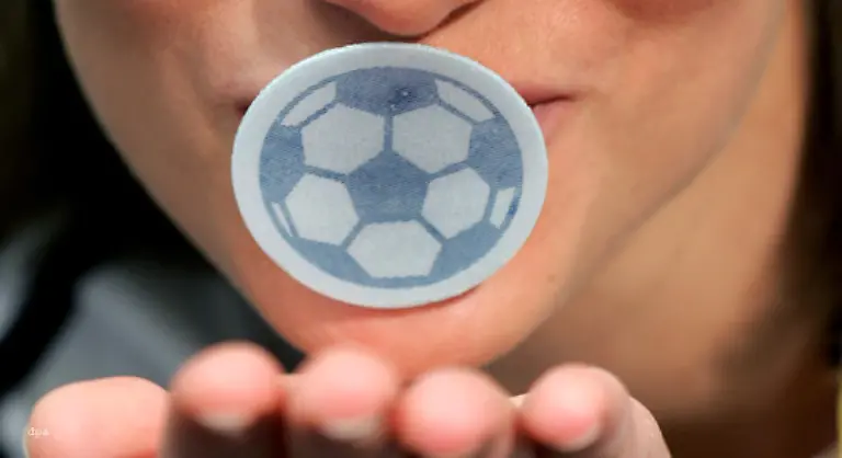 Auch-Esspapier-in-Fussballform-koennen-wir-im-Sommer-knabbern