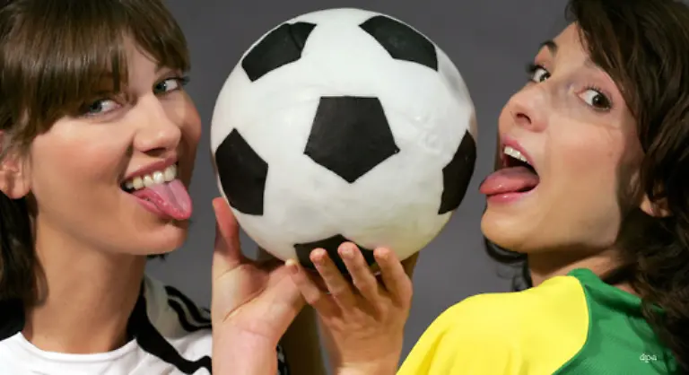 Auch-dieser-Marzipan-Fussball-ist-wahrscheinlich-nur-fuer-sehr-grosse-Leckermaeuler-etwas