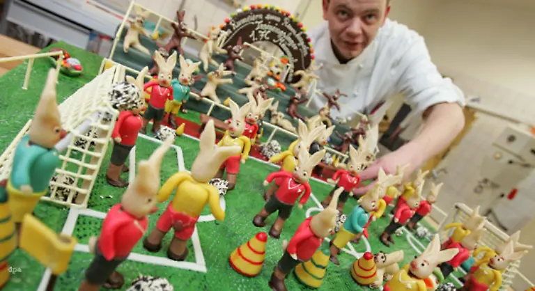 Ebenfalls-schwer-im-Magen-liegt-garantiert-dieses-Marzipan-Stadion