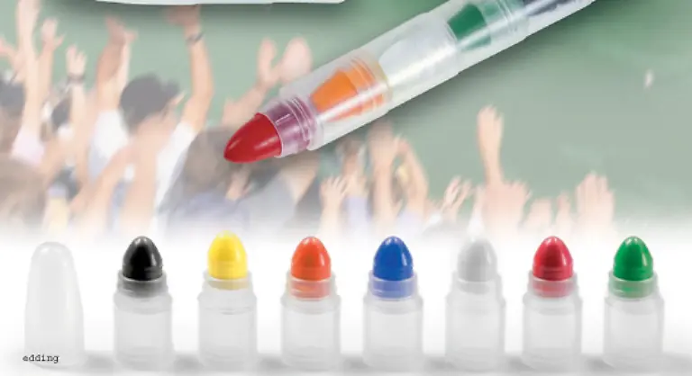 Seinen-ersten-Schminkstift-in-den-Farben-schwarz-rot-blau-gruen-gelb-orange-und-weiss-praesentiert-edding-zur-WM