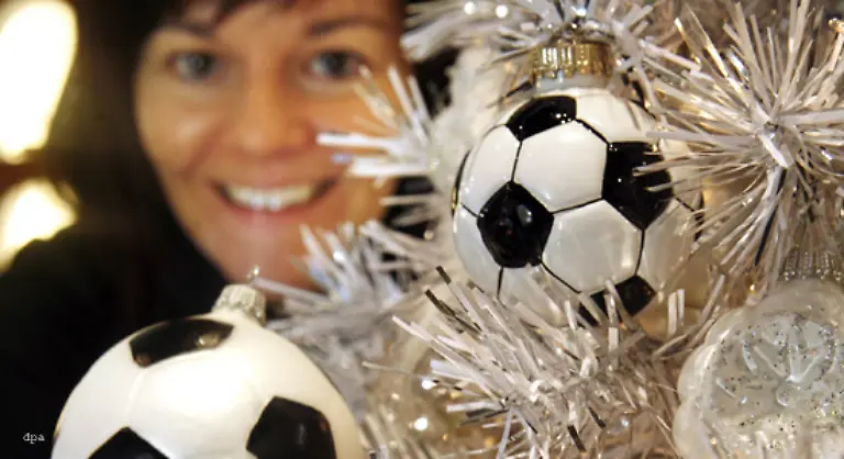WM-Eis-WM-Lutscher-WM-Kissen-sind-in-geballter-Form-zwar-Augenbelaestigung-haben-aber-durchaus-ihre-Berechtigung-Voellig-daneben-sind-hingegen-Christbaumkugeln-in-Form-von-Fussbaellen-Da-hat-wohl-jemand-was-nicht-mitbekommen-Also-noch-einmal-Die-WM-ist-im-Juli-vorueber