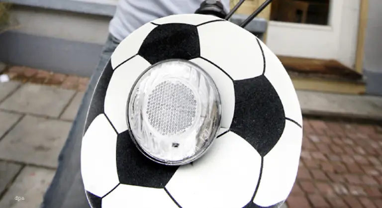 Auch-eine-Fussball-Umrandung-fuer-die-Fahrradlampe-braucht-nicht-jeder