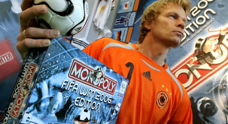 Spielwarenhersteller-Hasbro-will-die-Herzen-und-das-Portemonee-der-Fussballfans-mit-einem-WM-Monopoly-erobern-Der-Mann-mit-der-eisernen-Miene-ist-uebrigens-nicht-Oliver-Kahn-sondern-ein-Doppelgaenger