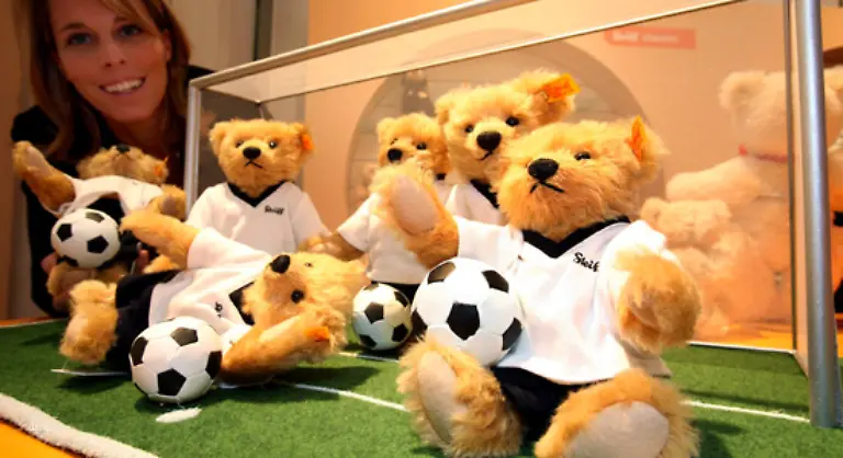 Steiff-will-im-WM-Jahr-mit-Teddybaeren-im-Fussballdress-punkten-Vielleicht-verwechselt-der-ein-oder-andere-die-netten-Baeren-sogar-mit-Goleo
