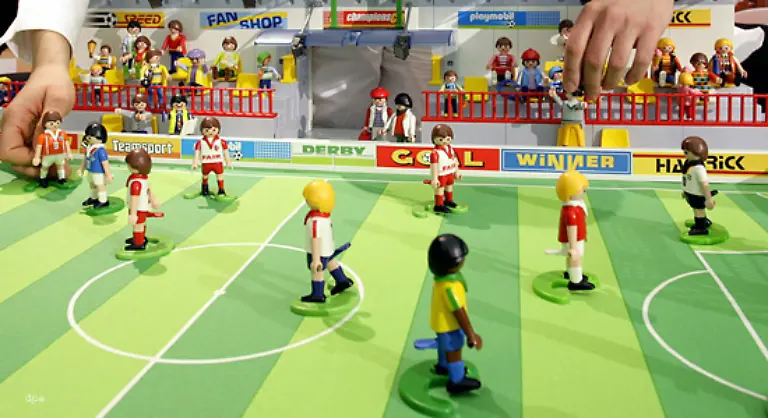 Playmobil-kontert-mit-einer-Fussball-Arena